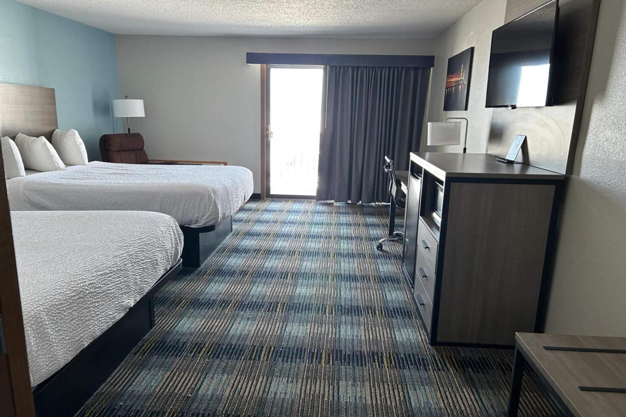 Queen Room with Two Queen Beds, Tub and Lake View - Mobility and Hearing Access/Non-Smoking
