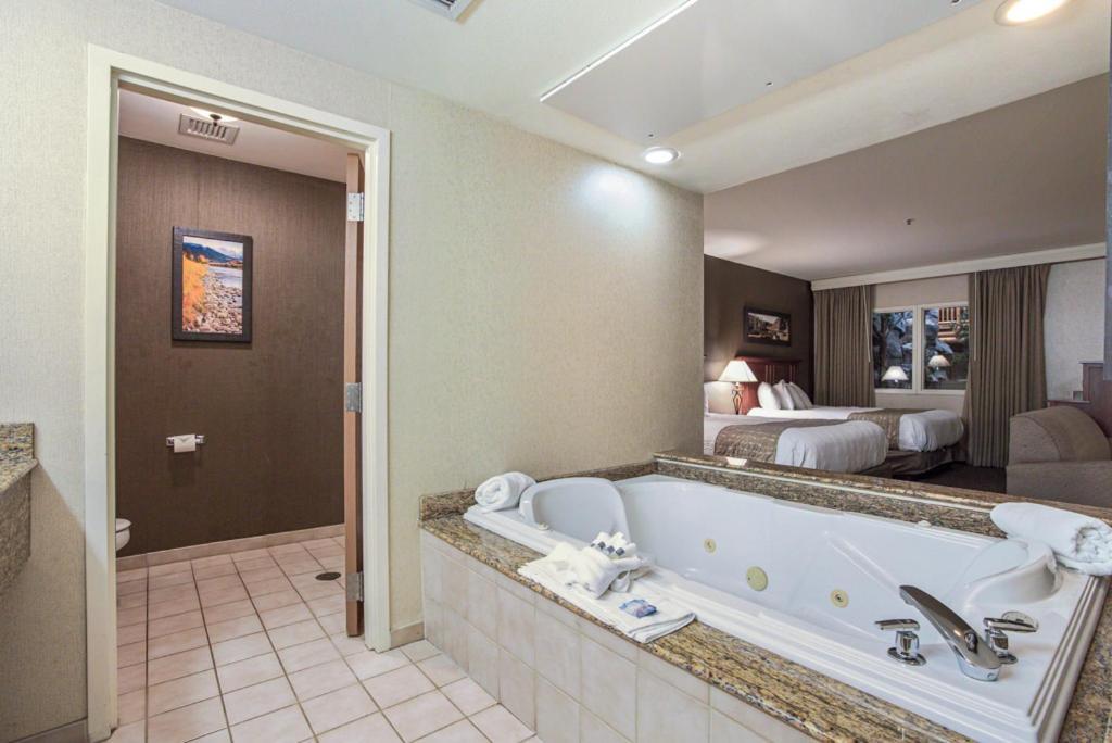 Queen Suite with Spa Bath