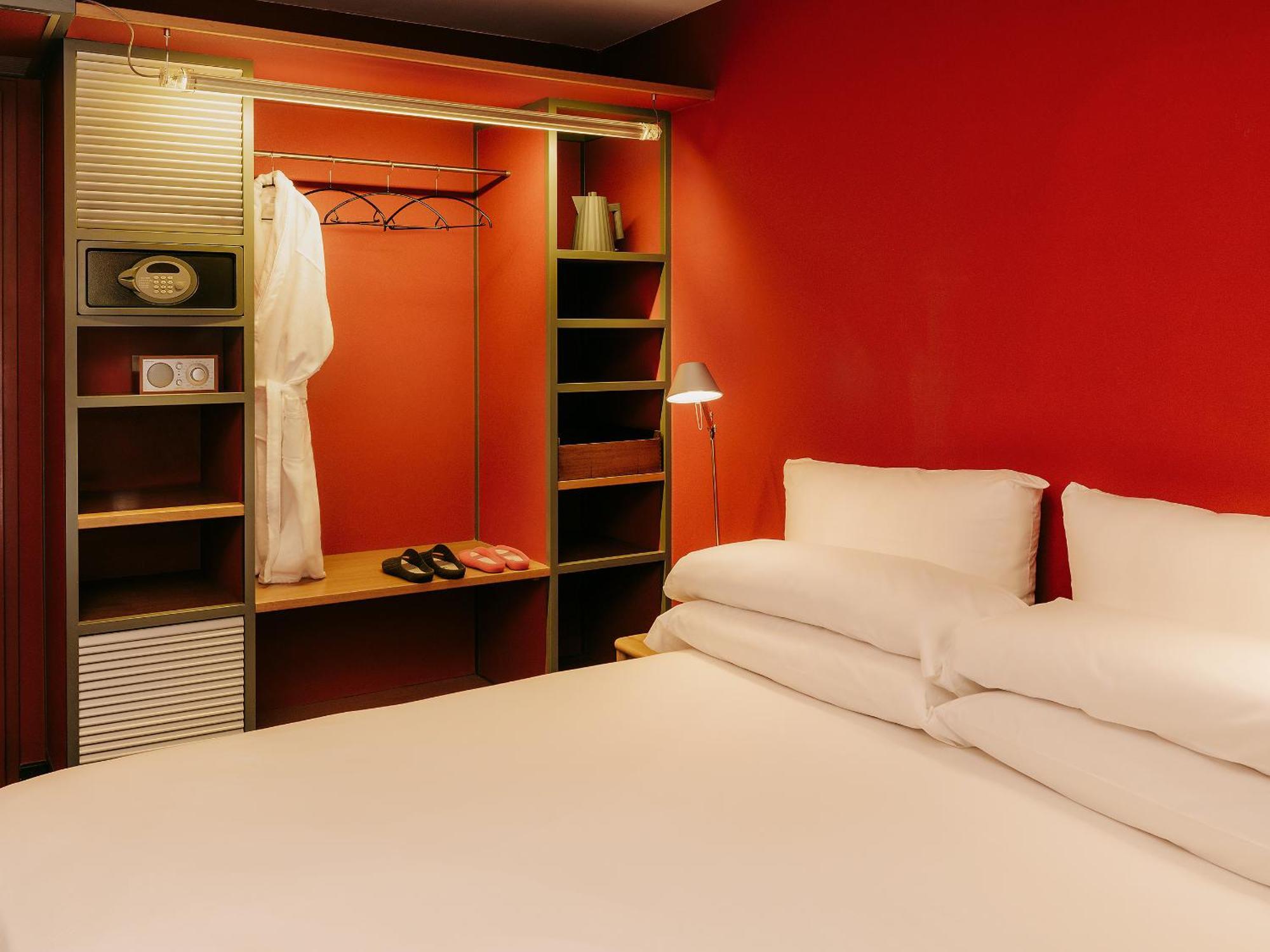 Zimmer mit Kingsize-Bett und Gartenblick.