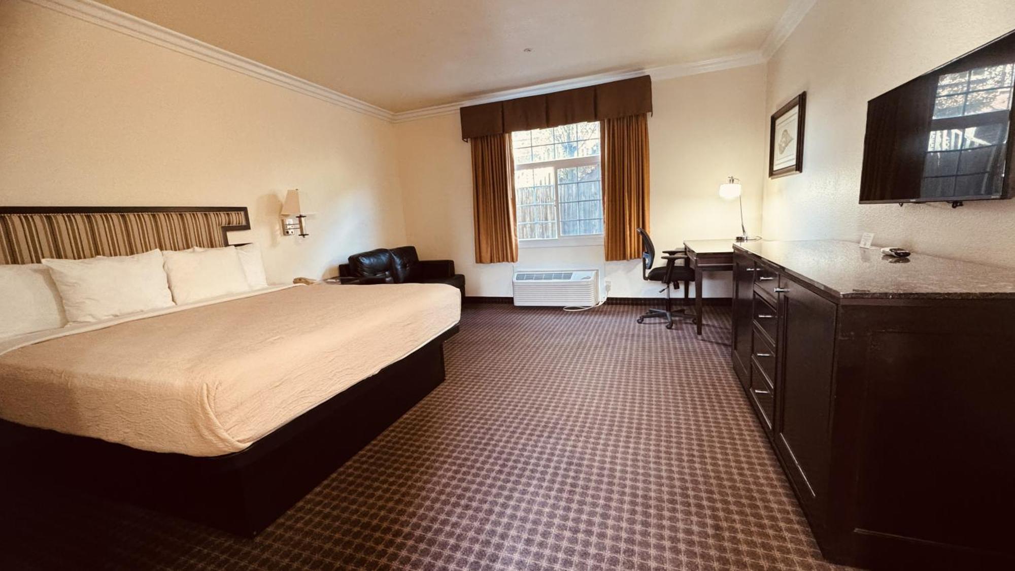 Standard King Room - Non-Smoking