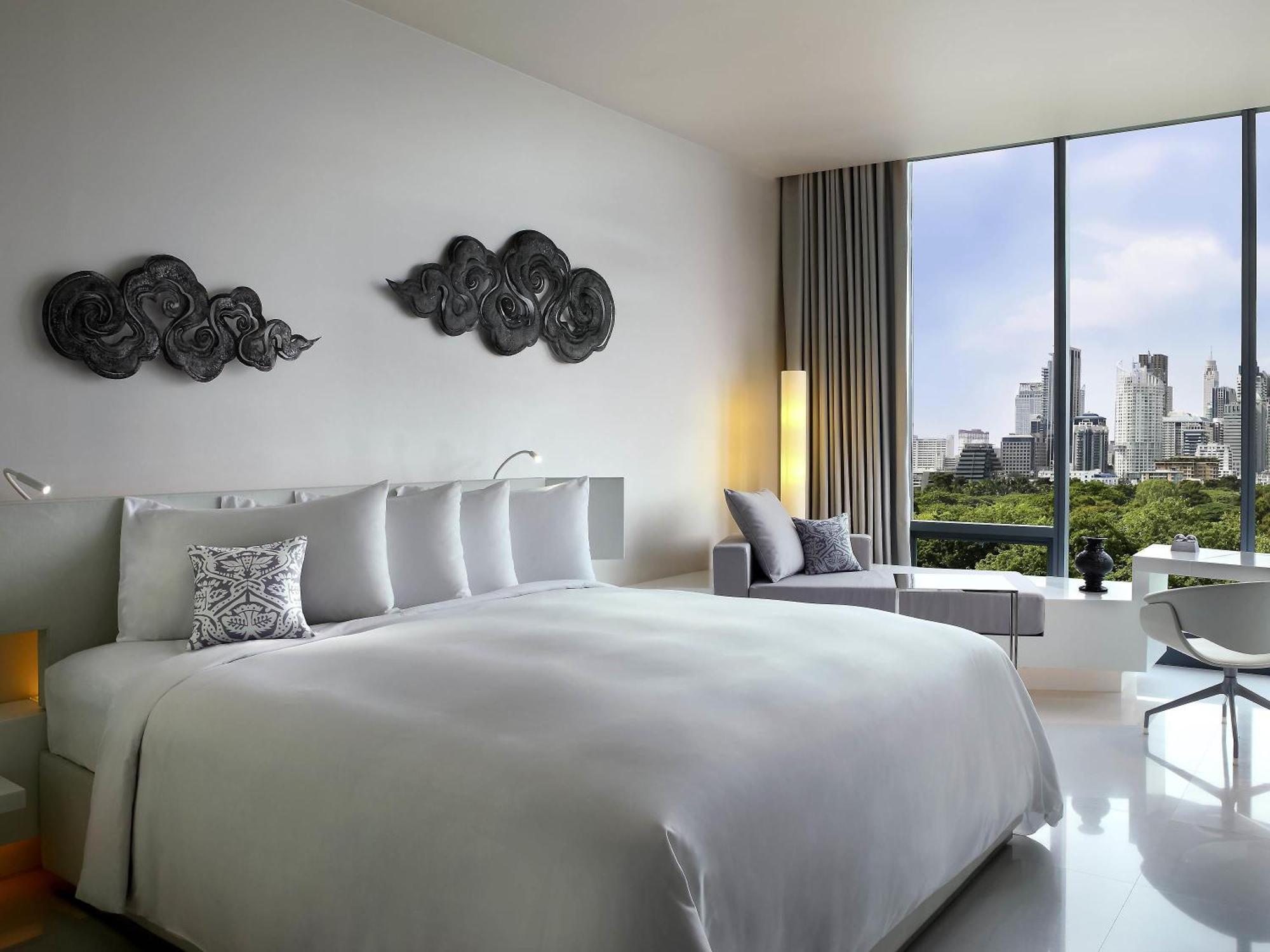 Studio-Zimmer SO mit Kingsize-Bett, Blick auf die Skyline und den Vorzügen des Clubs Signature