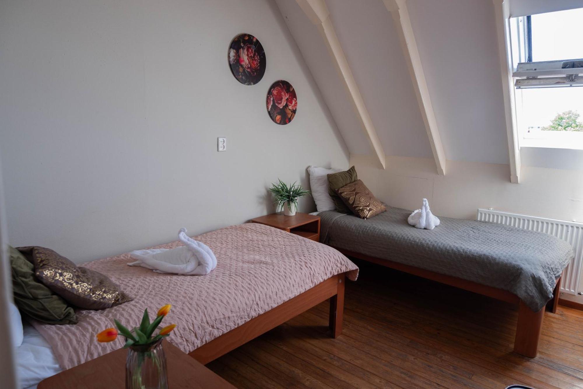 Tweepersoonskamer met 2 Aparte Bedden en Eigen Badkamer