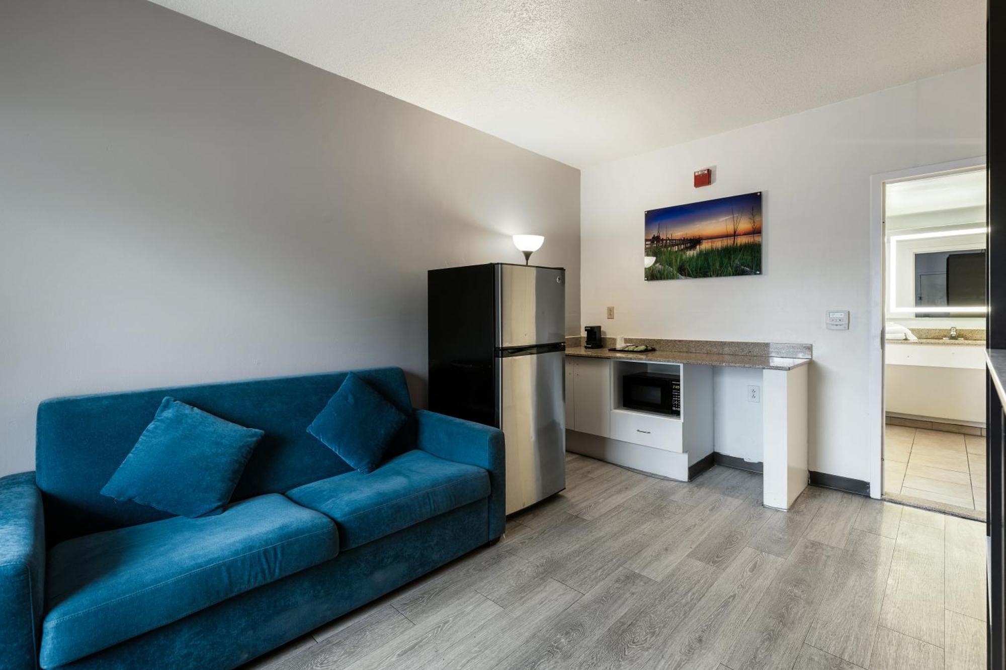 2 Full Beds | Suite, Non-Smoking, Micfridge