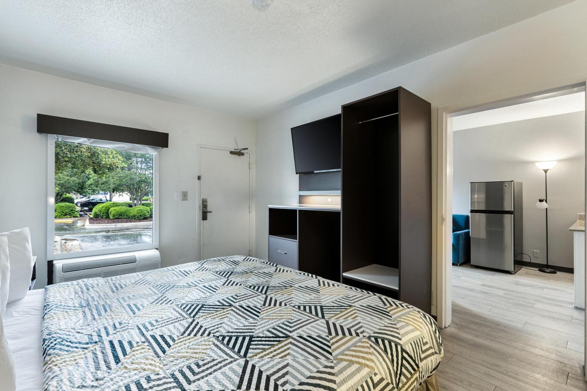1 King Bed | Suite, Non-Smoking, Micfridge