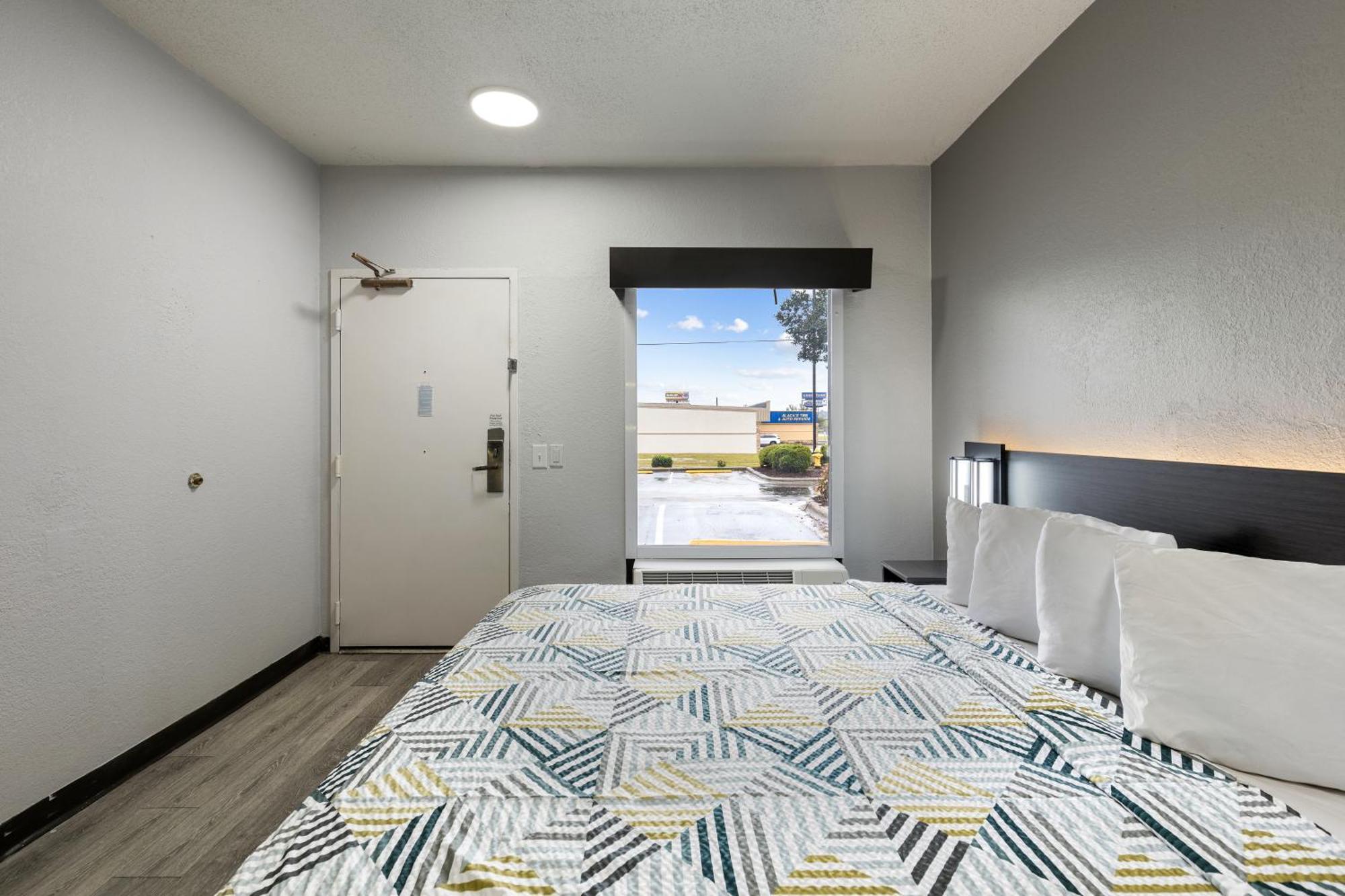 1 King Bed | Non-Smoking, Micfridge