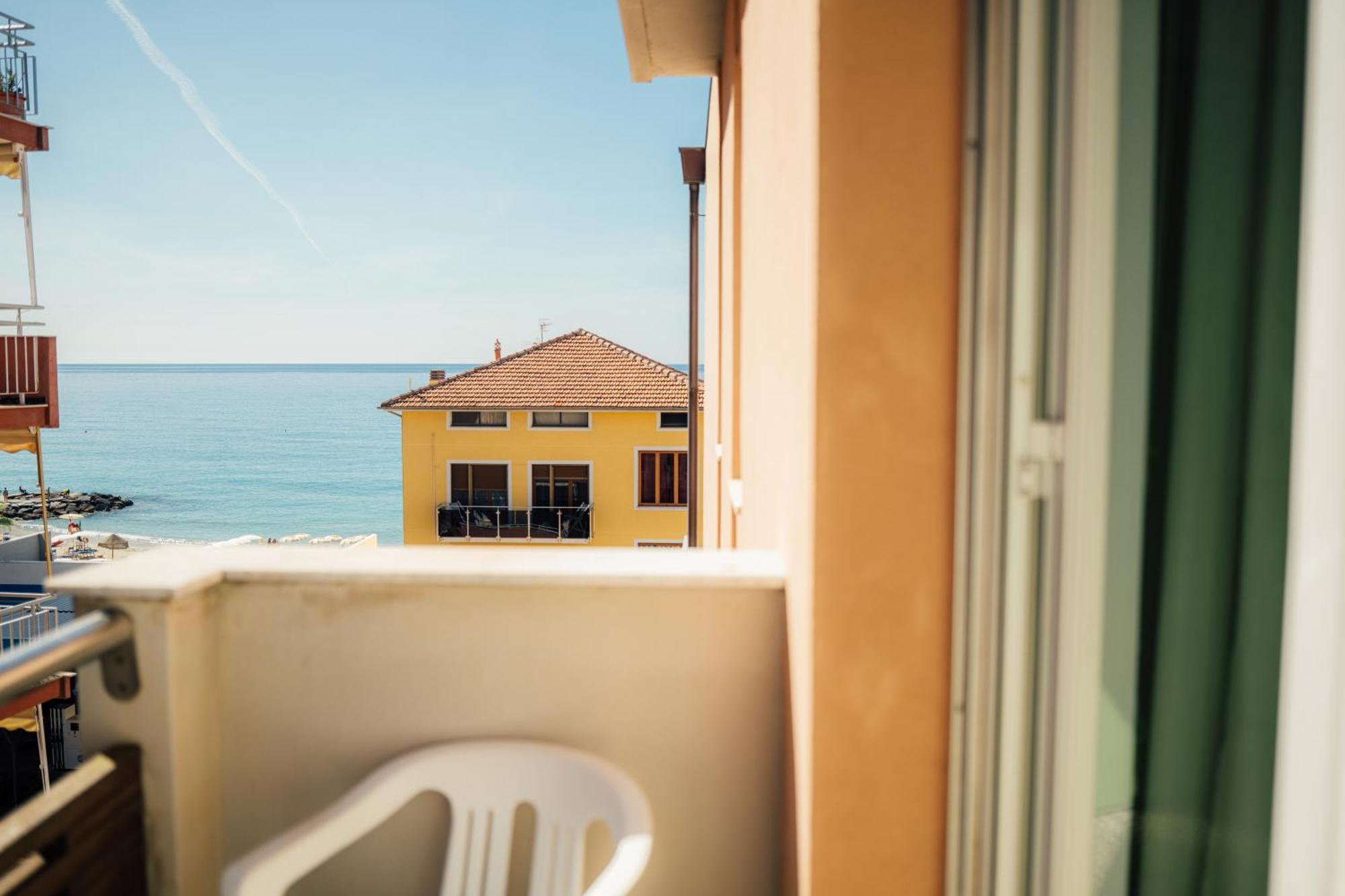 Camera Matrimoniale con Balcone e Vista Mare Laterale