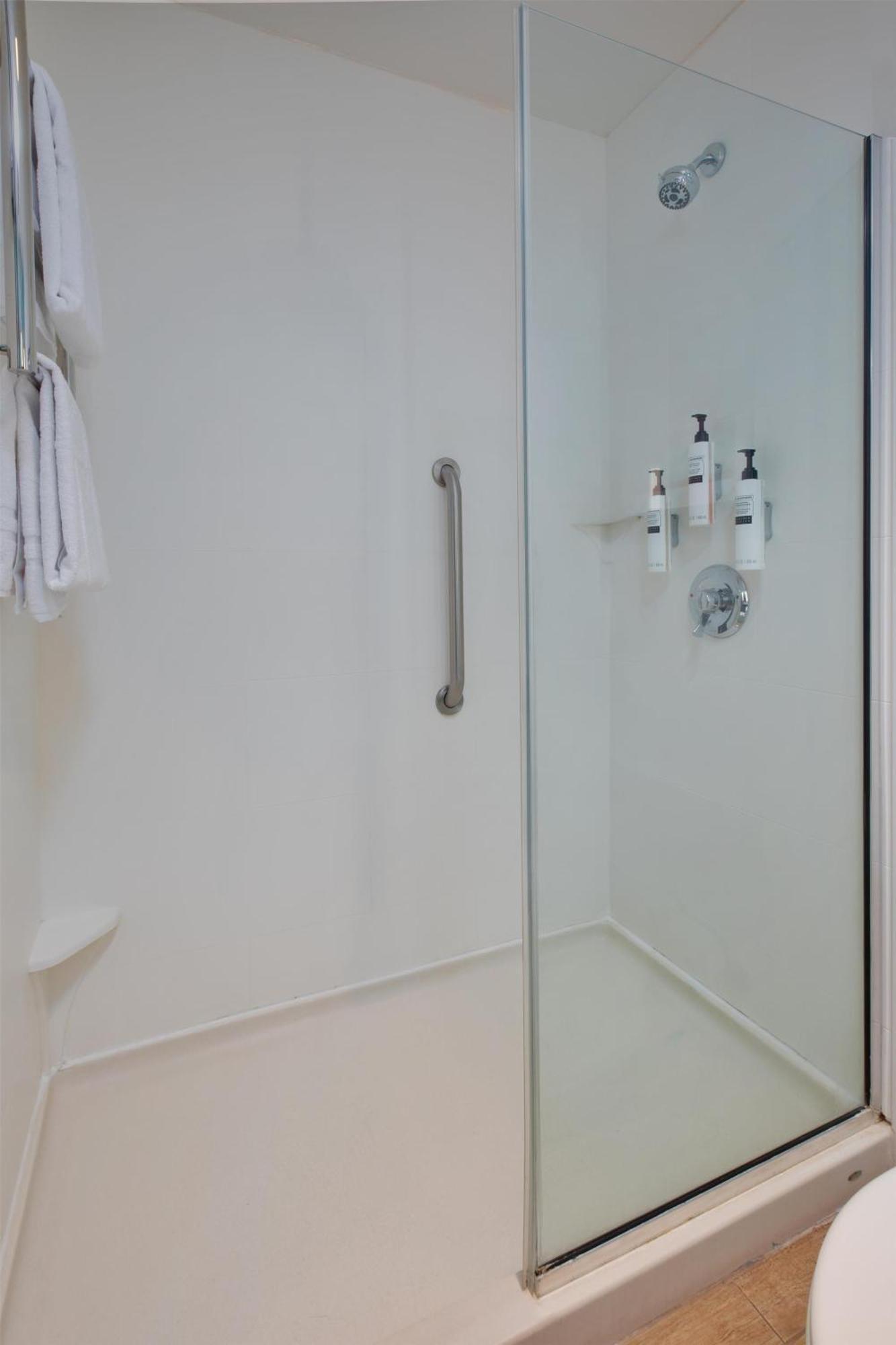 Queen Room with Two Queen Beds with Bathtub - Hearing Accessible with Microwave & Refrigerator