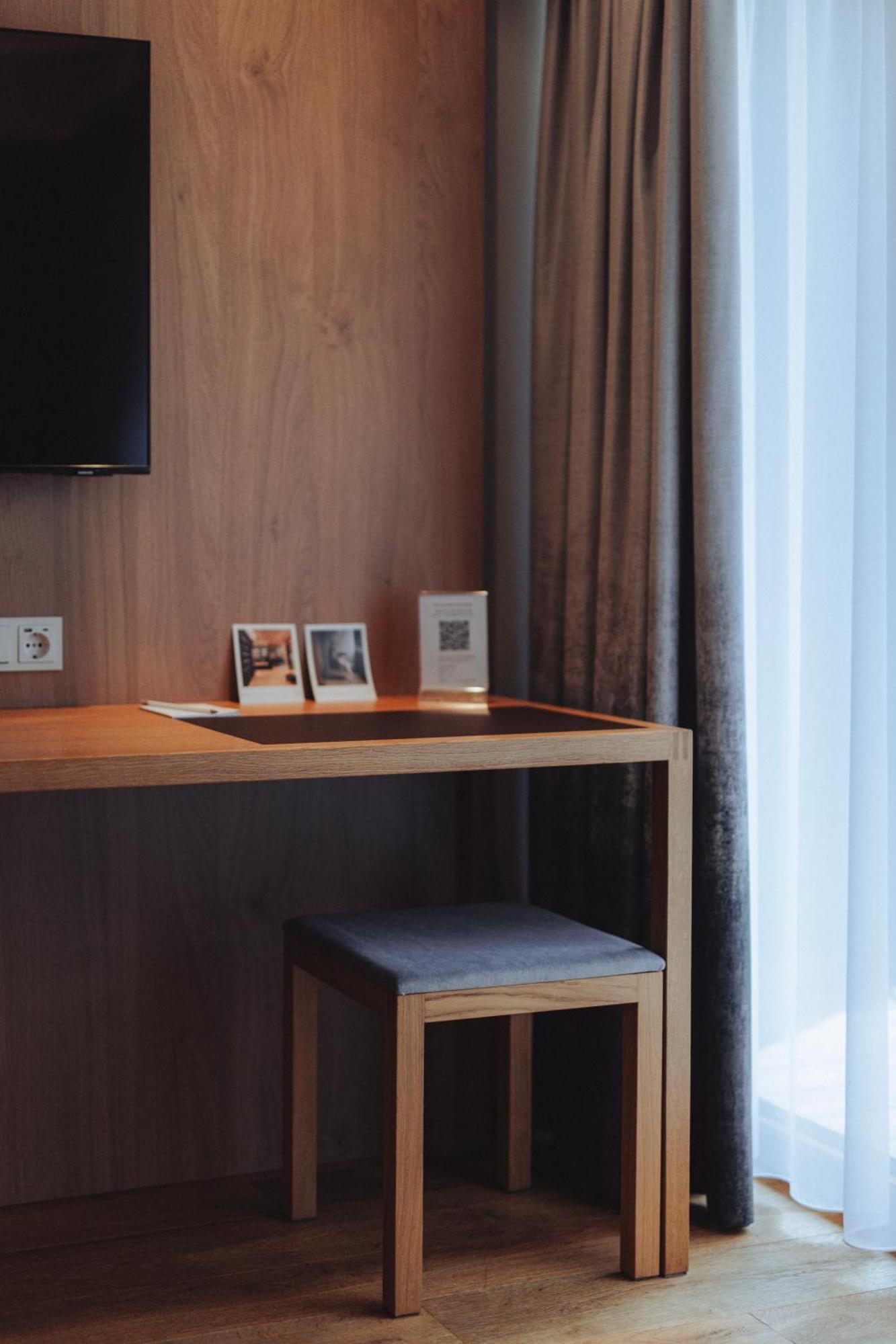 Doppelzimmer mit Balkon und Bergblick (Westseite)