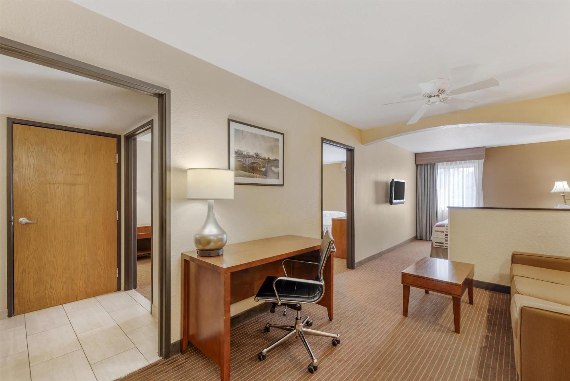 One-Bedroom Suite Three Queen Beds Sofa Bed Non-Smoking,1773712098:JPEG