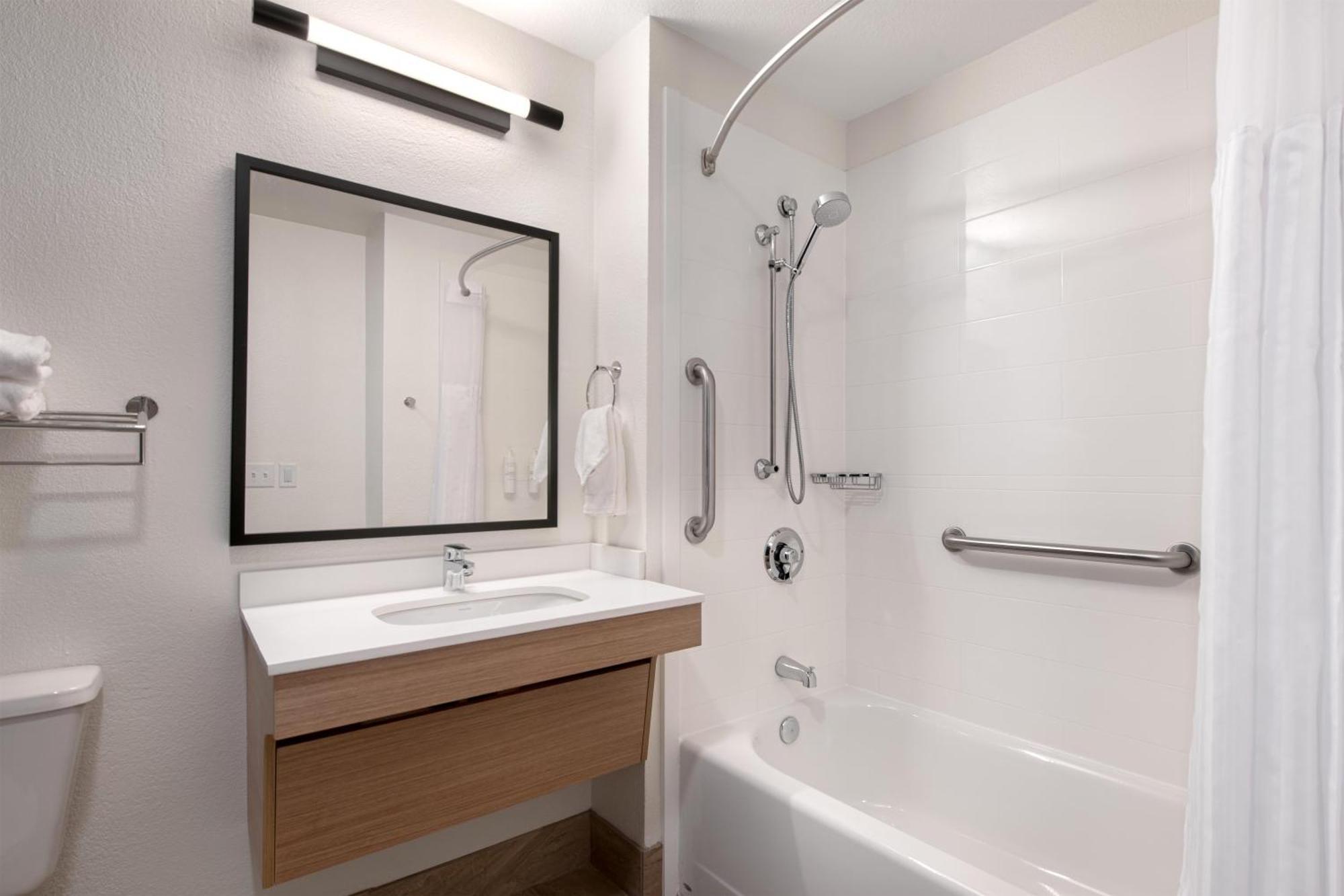 Queen Room Bath Tub Disability Access,1773725872:JPEG