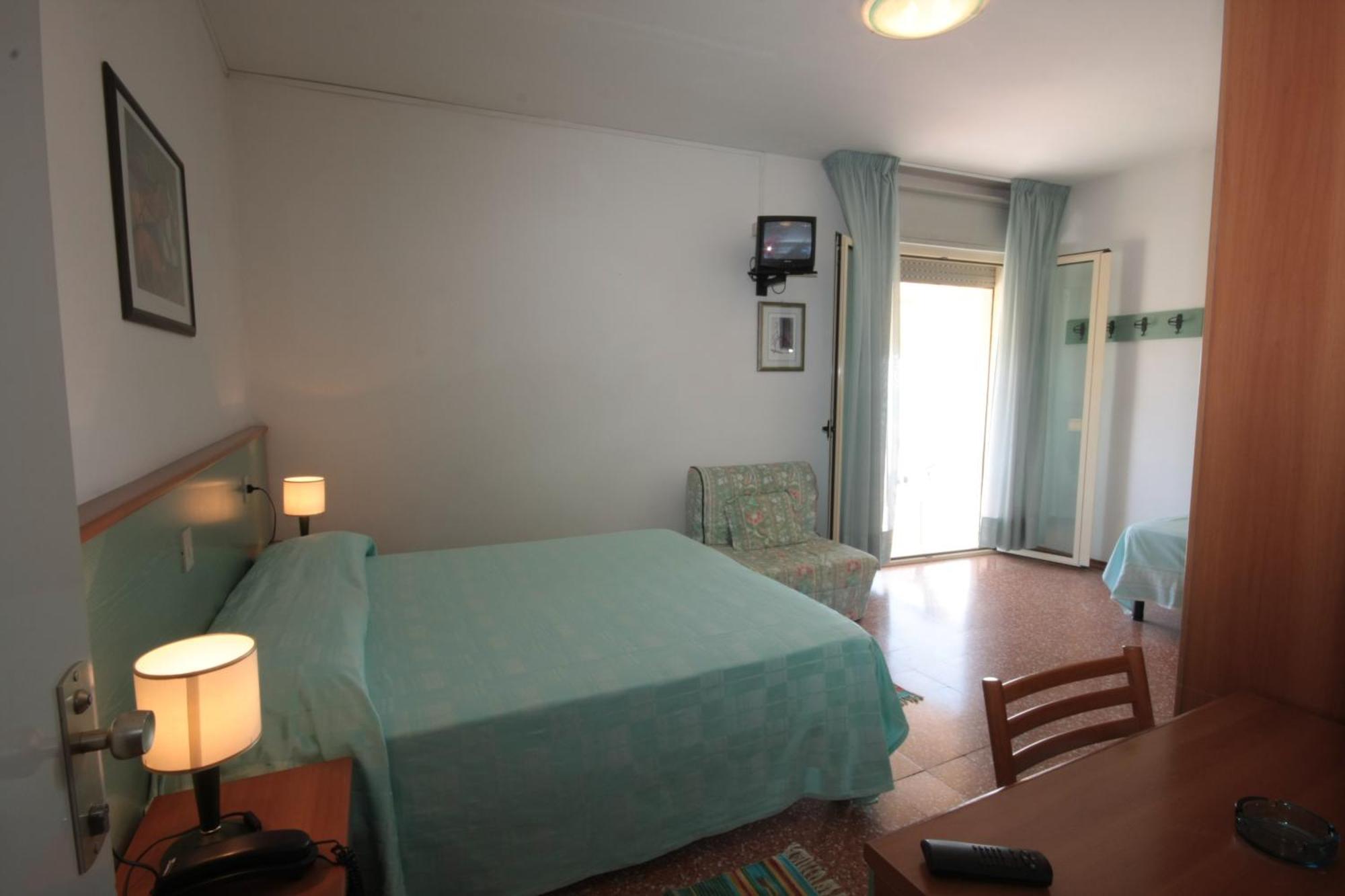 Doppelzimmer mit Balkon und seitlichem Meerblick