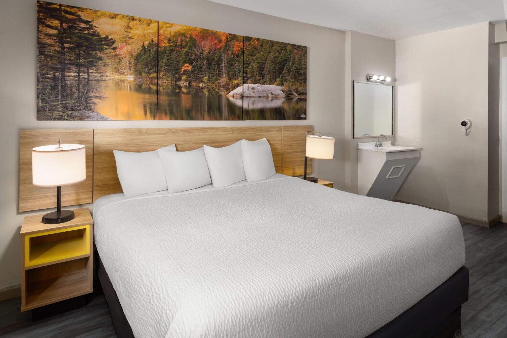 King Room with Mobility/Hearing Access and Roll-In Shower, Non-Smoking