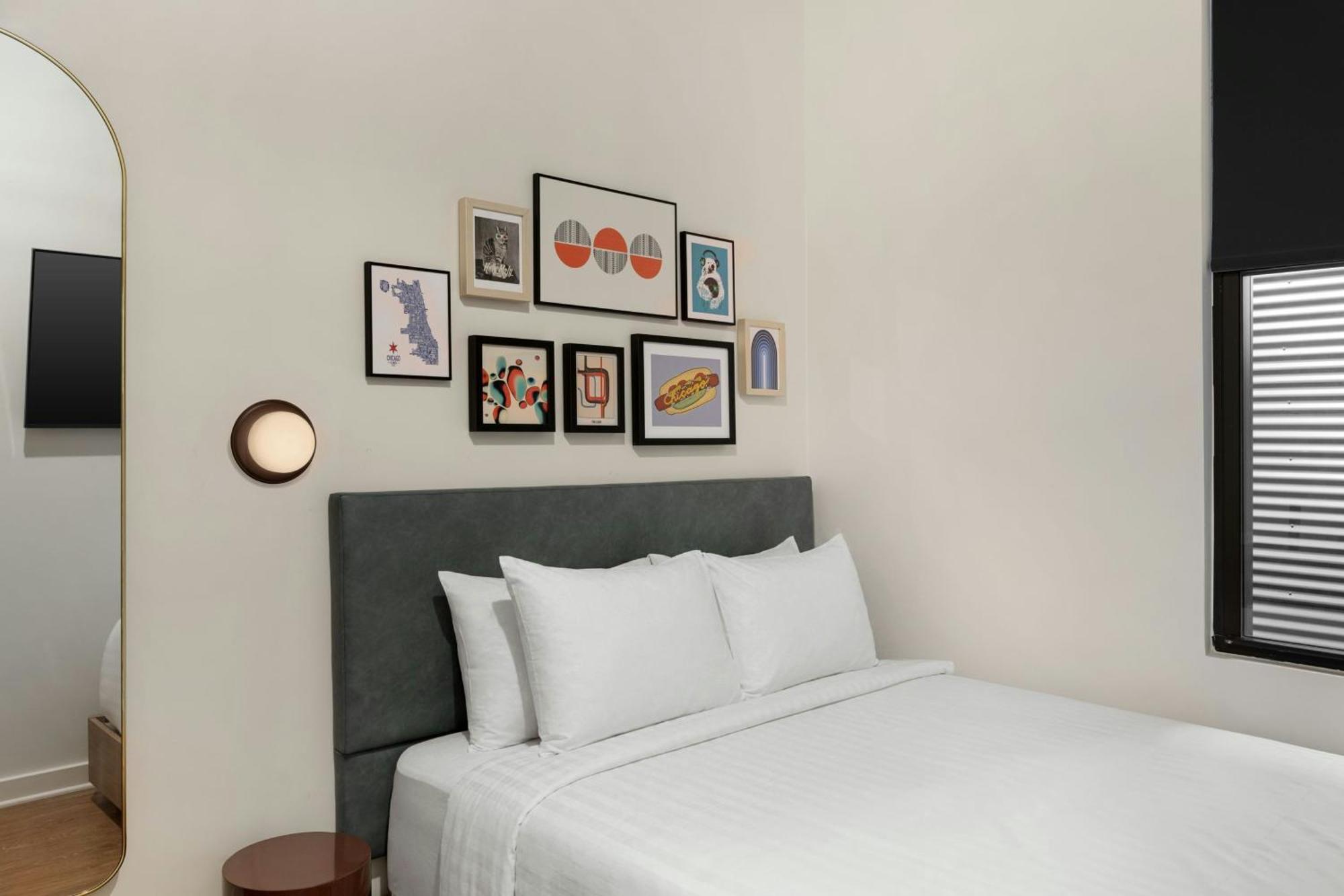 Cozy Queen Studio with Transfer Shower - No View/Mobility and Hearing Accessible