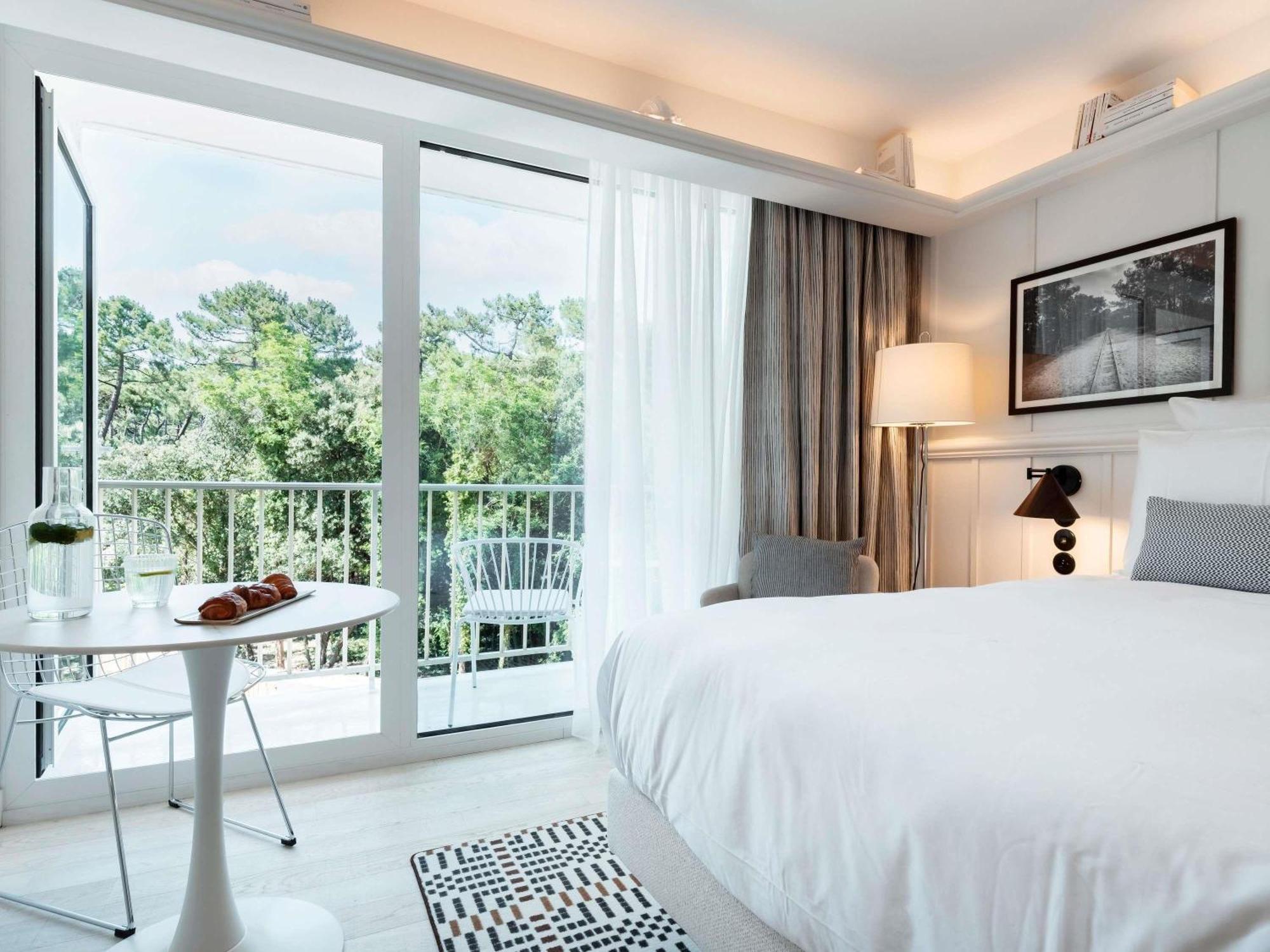 Junior King Suite with Double Sofa Bed and Ocean View