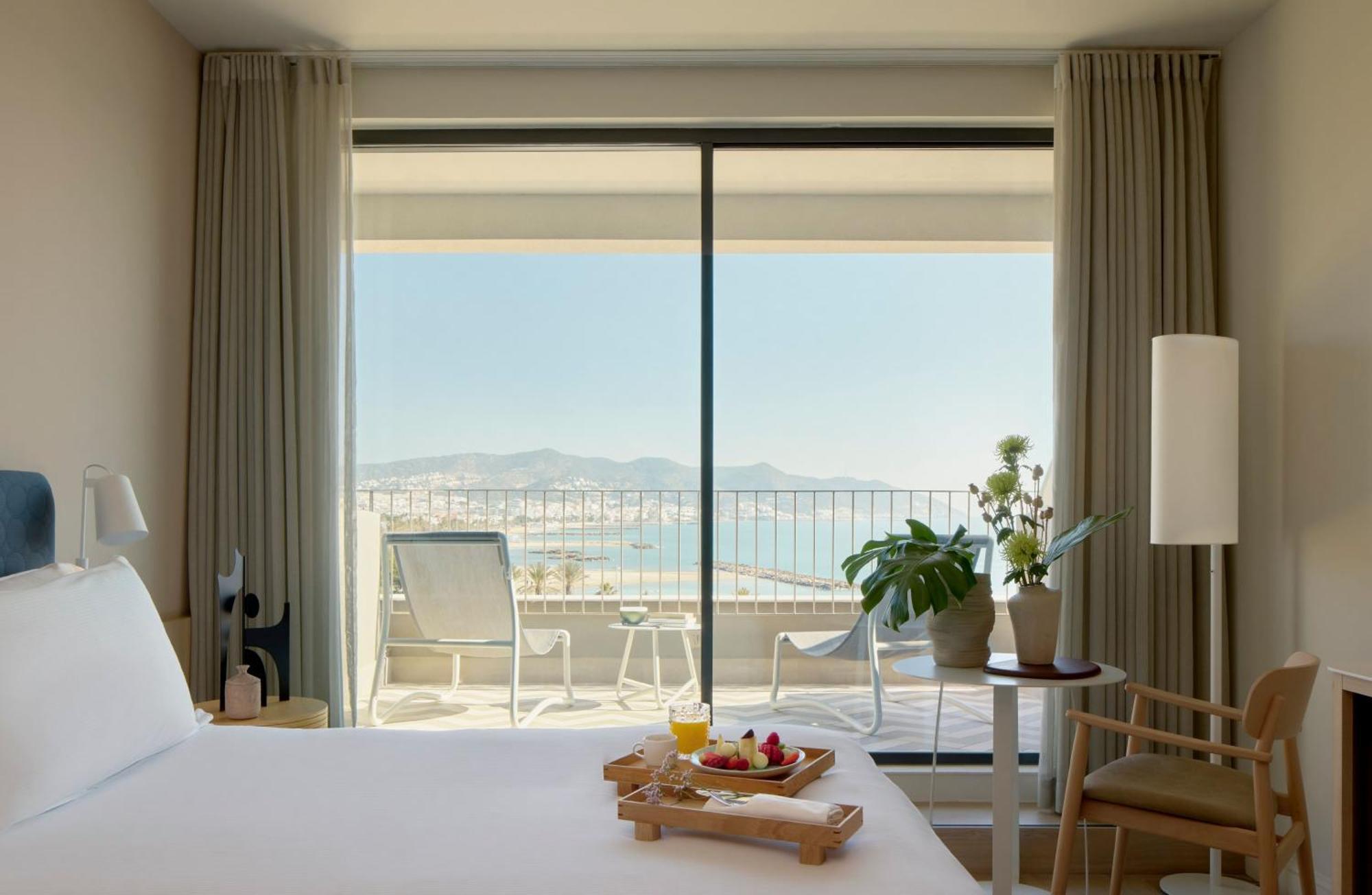 Habitación Superior ME con vistas laterales al mar