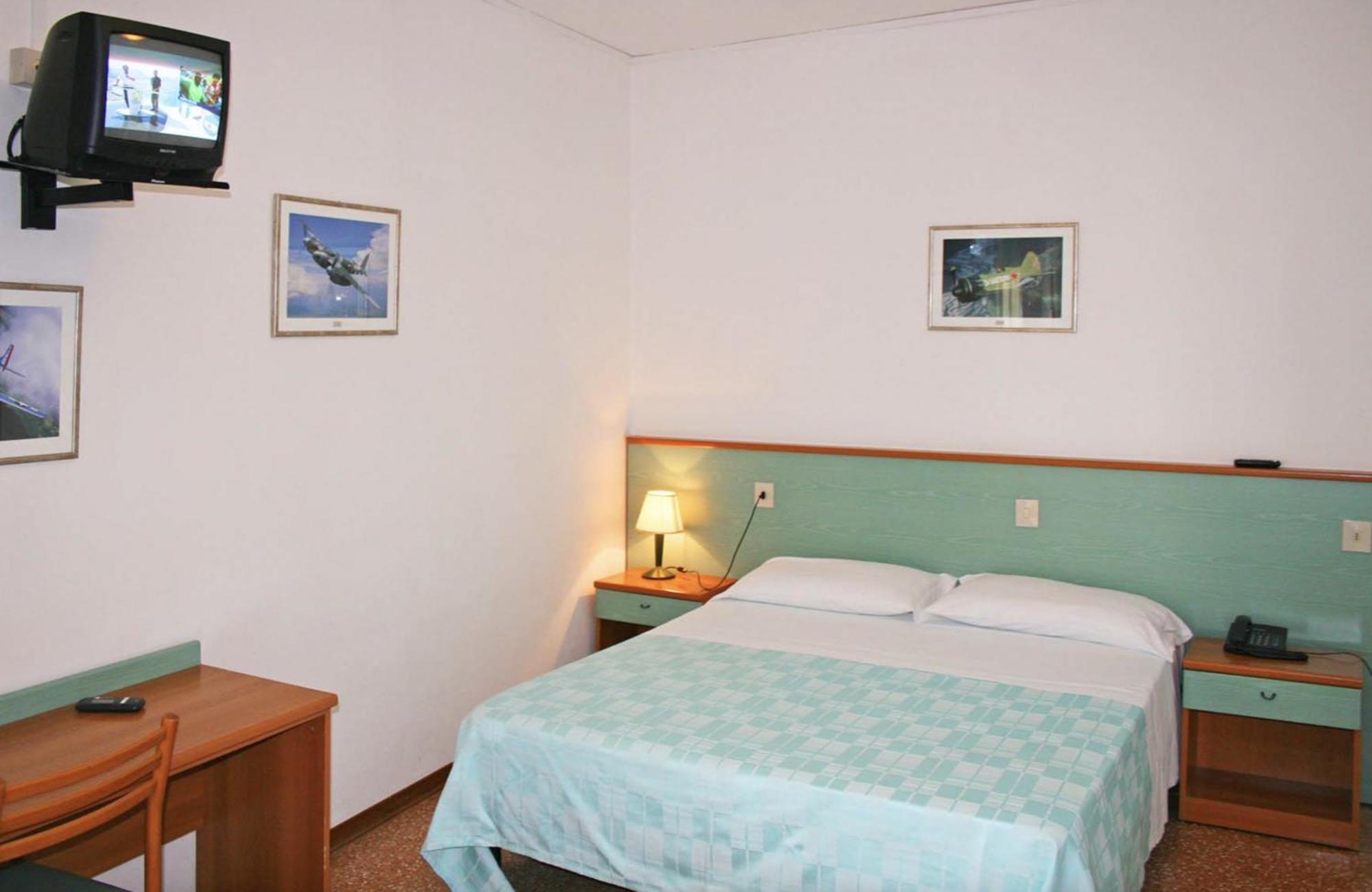 Doppel-/Zweibettzimmer mit seitlichem Meerblick