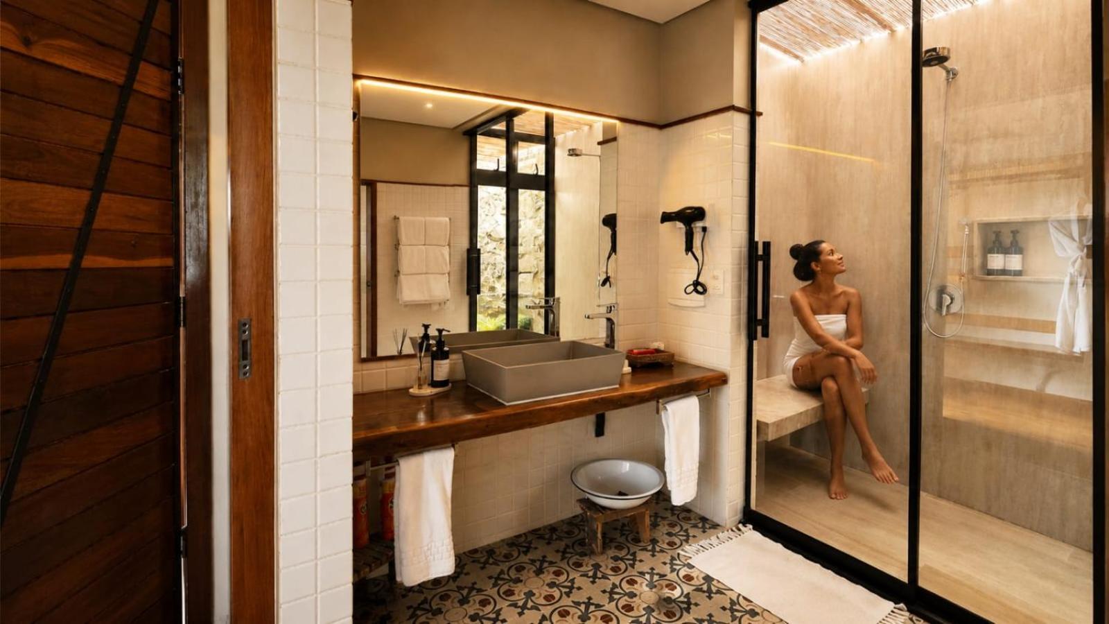 Deluxe Suite with 2 showers