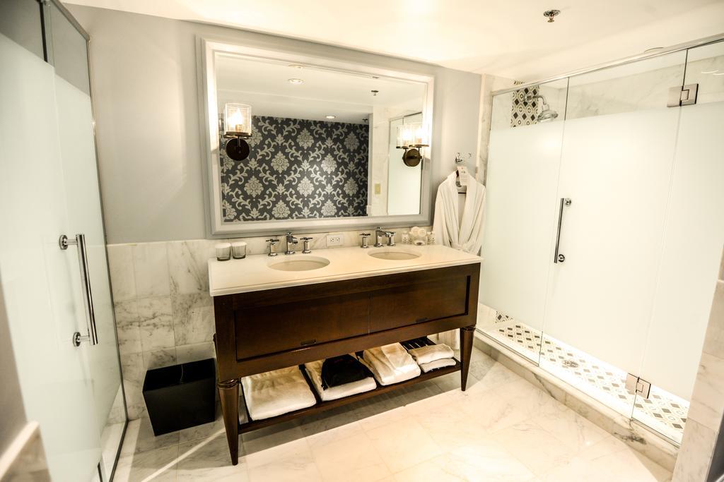 Suite con cama grande y balcón