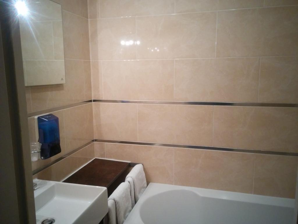 Zweibettzimmer mit Badewanne