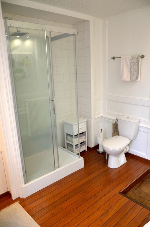 Deux Chambres Doubles Communicantes avec Salle de Bains Commune