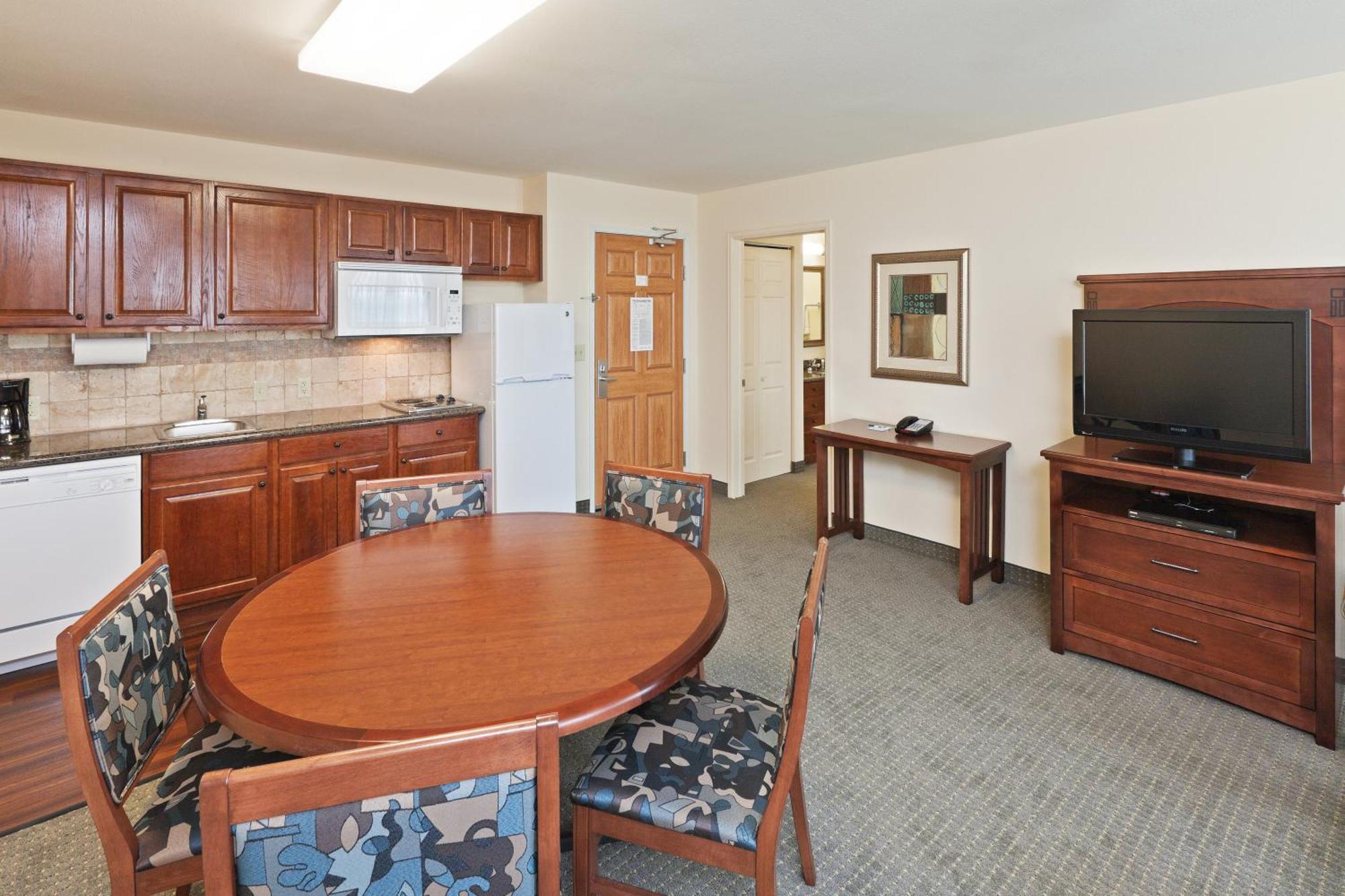 One-Bedroom Suite with One Queen Bed and Conference Table - Non-Smoking