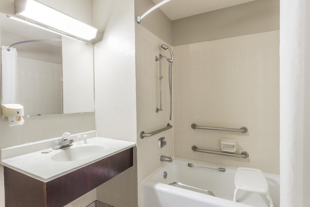 Queen Room - Disability Access/Non-Smoking