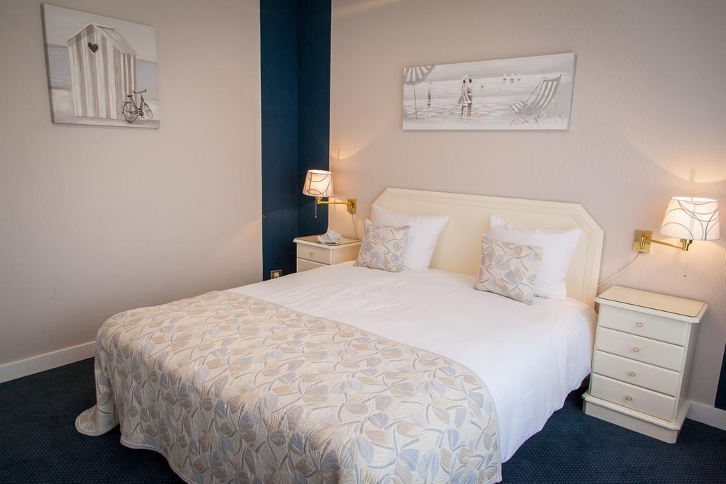 Habitación con cama extragrande y vistas al jardín