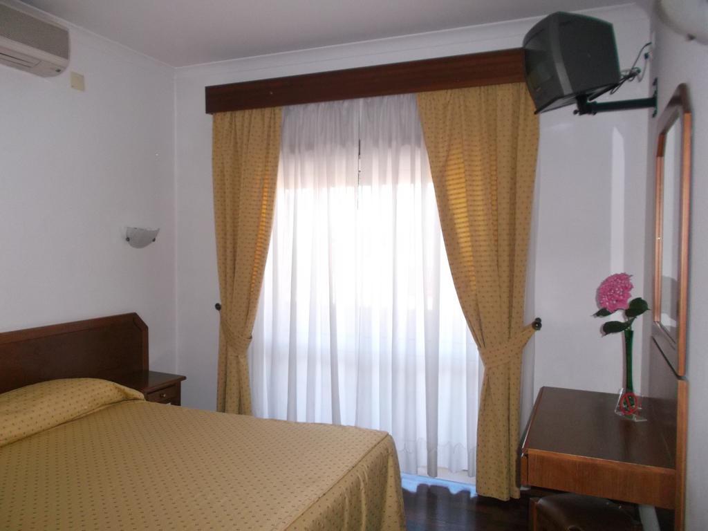 Quarto com Cama de Casal ou 2 de Solteiro