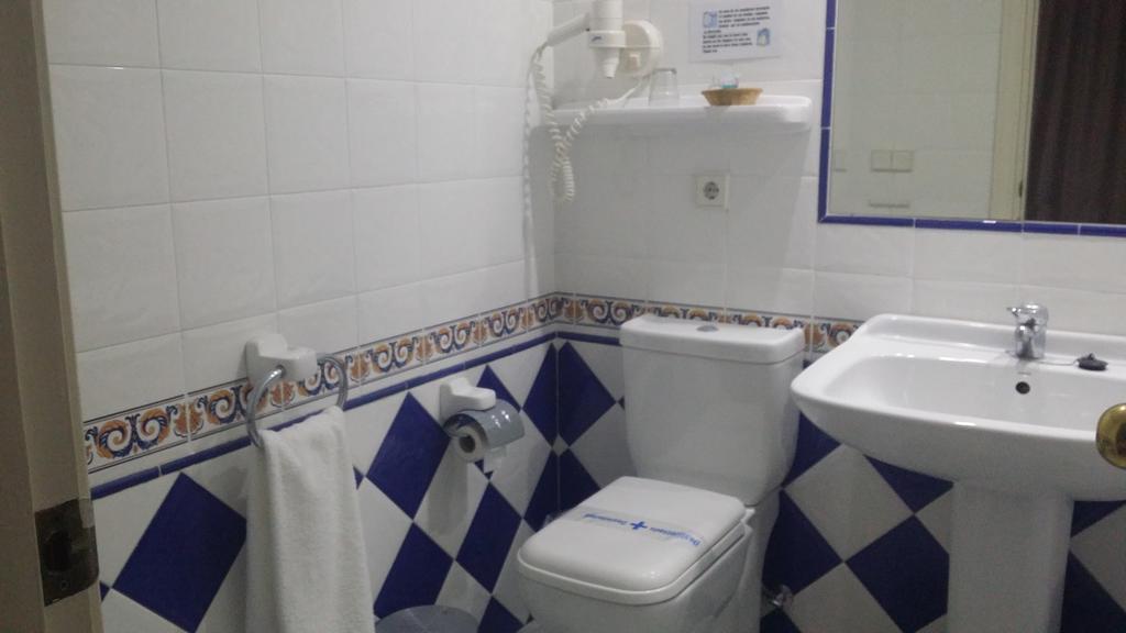 Single Room,695888028:JPEG