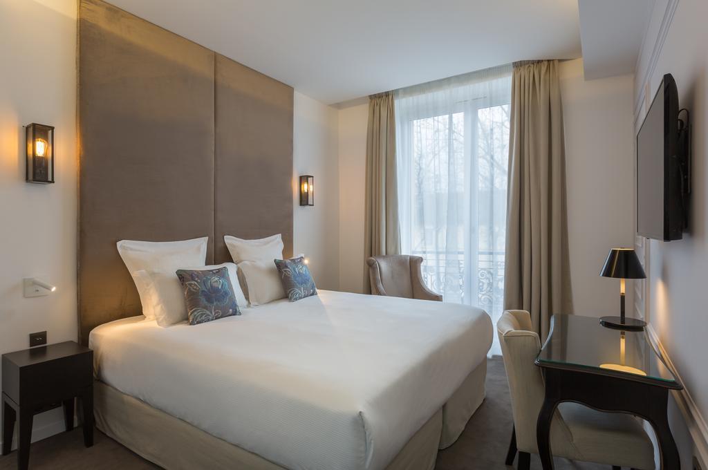 Doppelzimmer Marquise mit seitlichem Blick auf den Eiffelturm