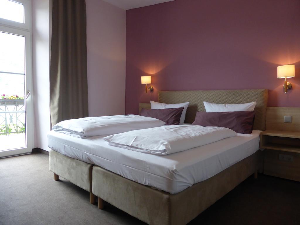 Doppelzimmer mit Balkon und Flussblick