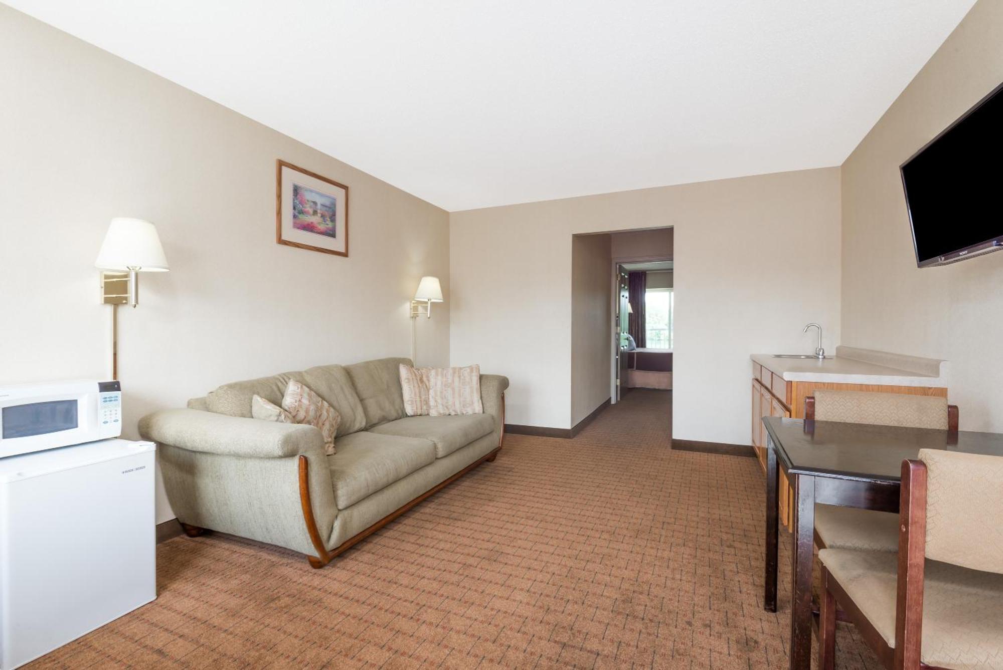 One-Bedroom King Suite - Non-Smoking