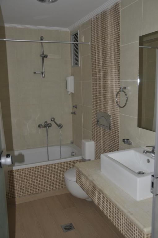 Appartement Suite met 2 Kamers met Uitzicht op Zee en het Zwembad (6 Volwassenen)