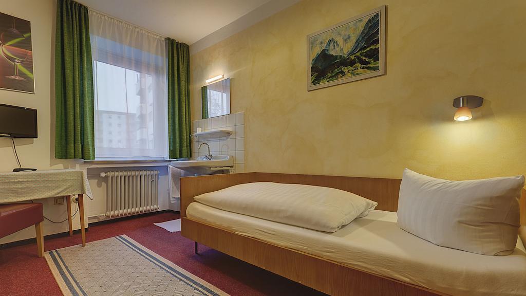 Einzelzimmer mit Gemeinschaftsbad