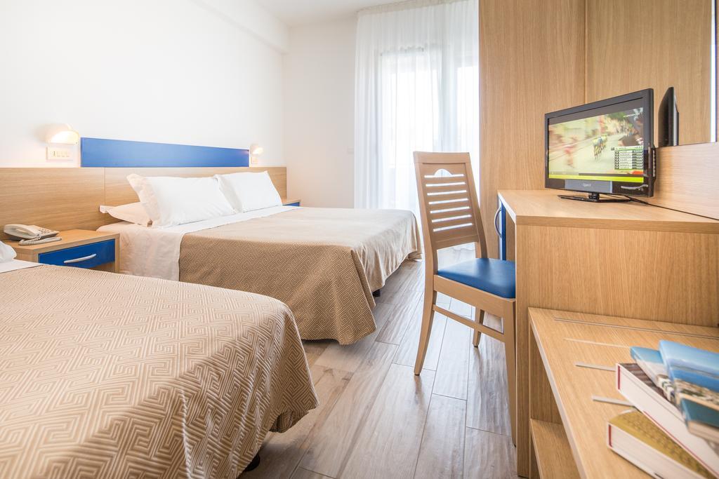 Camera Matrimoniale Standard con Letto Supplementare