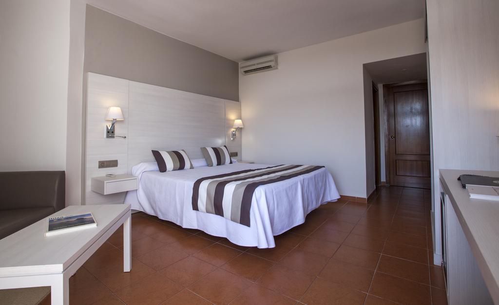 Habitación Doble Superior con terraza y vistas al mar