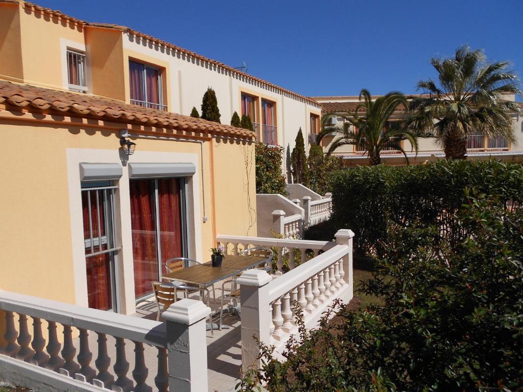 Chambre Familiale (2 Adultes + 2 Enfants) avec Terrasse - Piscine Chauffée et Parking Gratuit 
