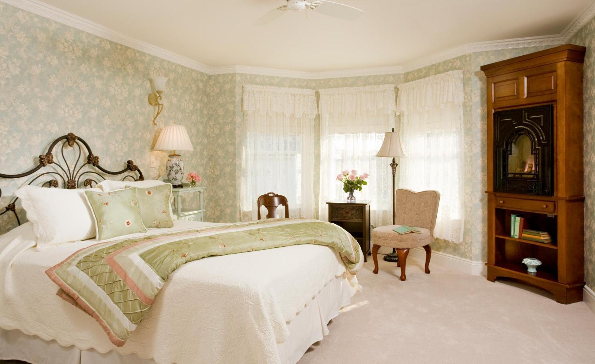 Queen Suite with Spa Bath