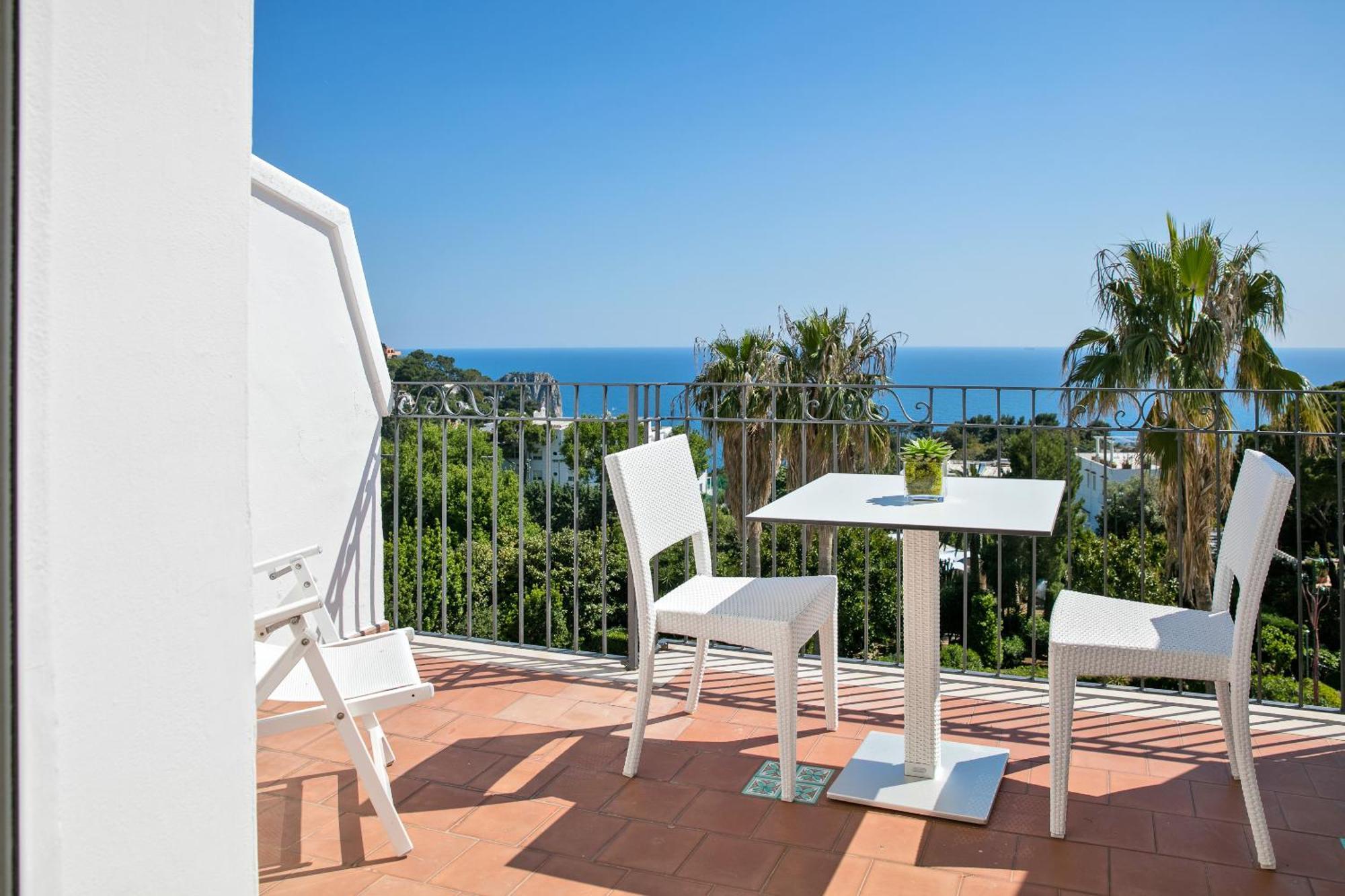 Camera Matrimoniale con Balcone e Vista Mare