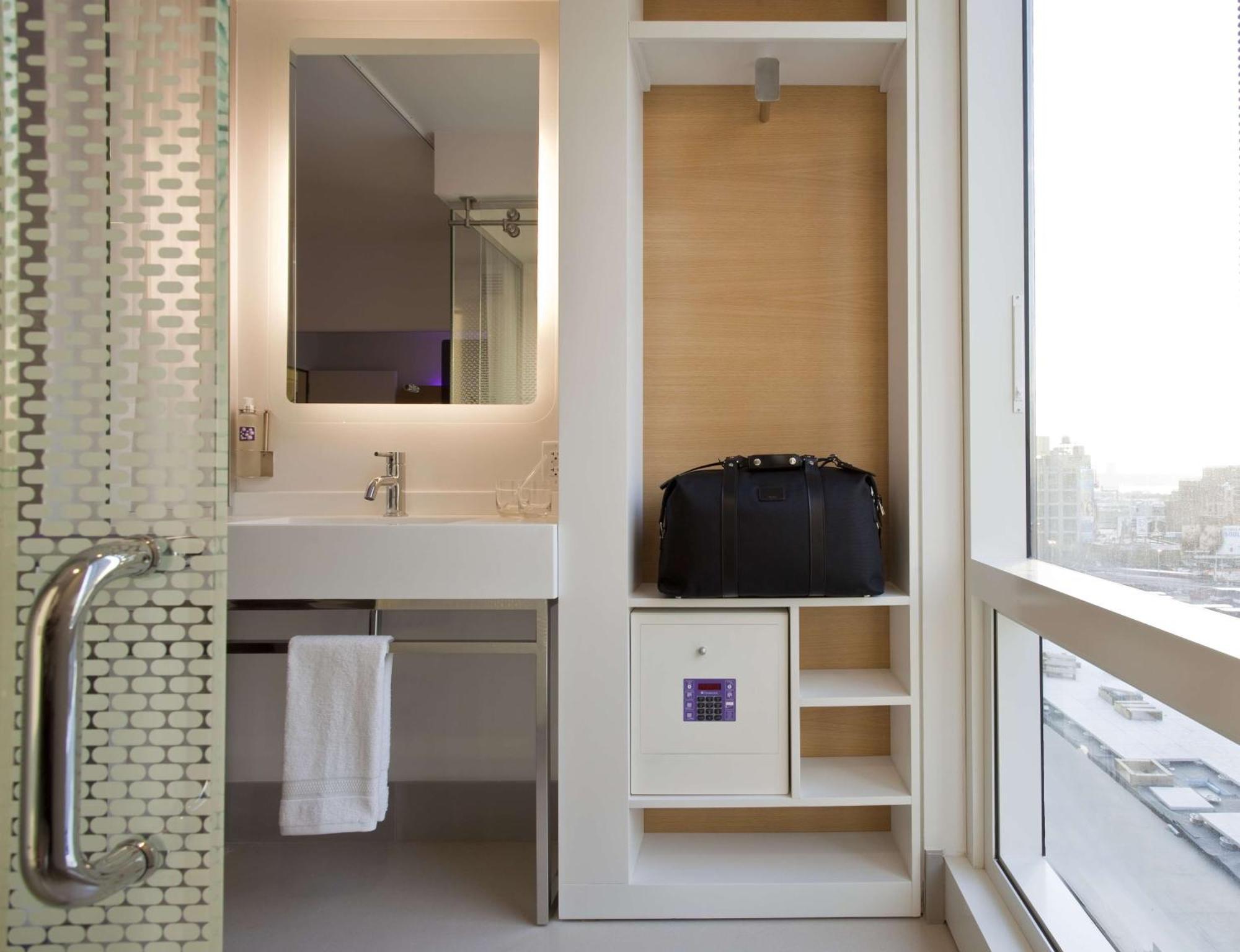 Premium Zimmer mit Queensize-Bett und Etagenbett