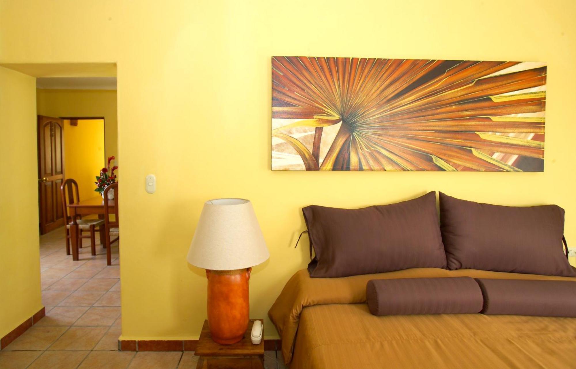 Suíte com Cama King-size e Banheira de Hidromassagem
