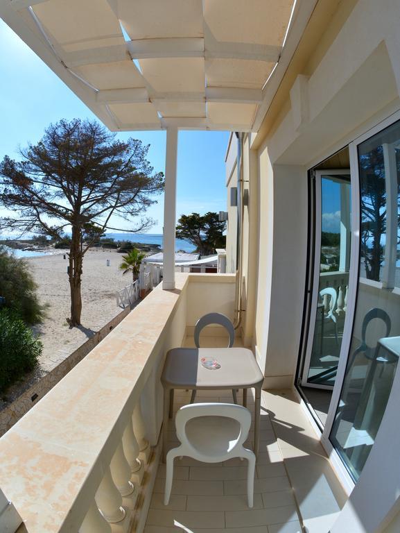 Camera Matrimoniale con Balcone e con Vista Mare Parziale