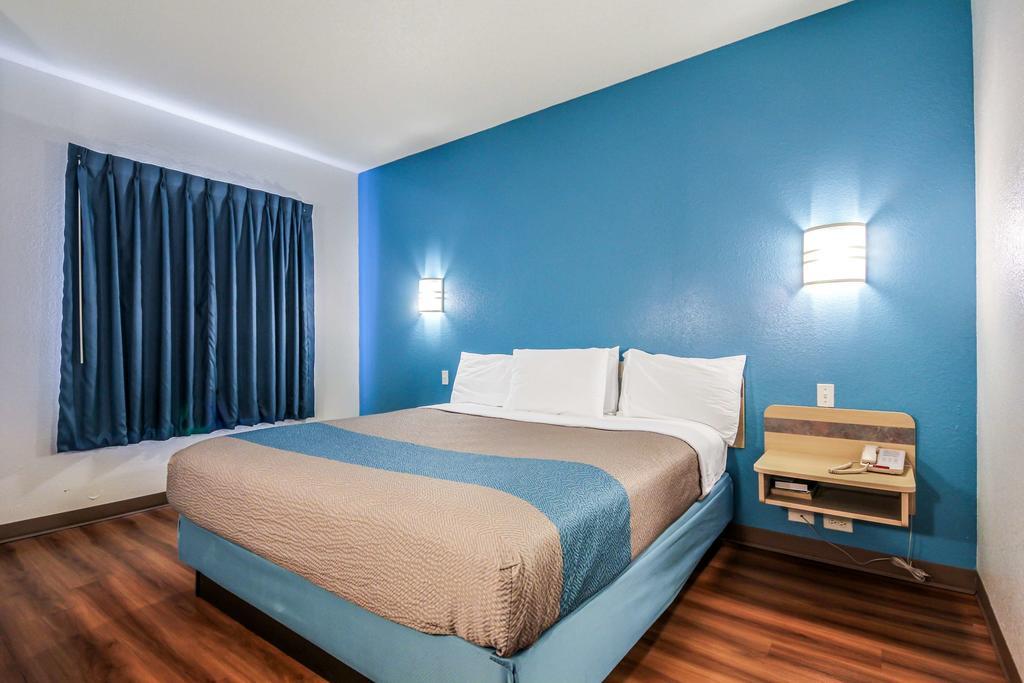 Deluxe King Suite - Non-Smoking