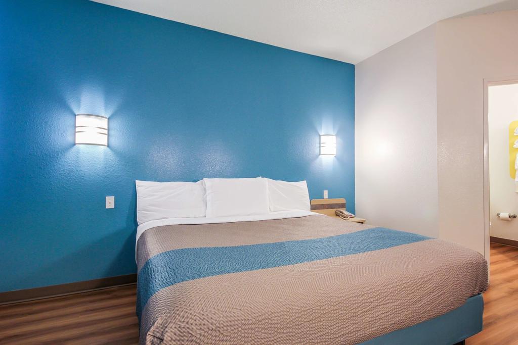Deluxe King Room - Non-Smoking