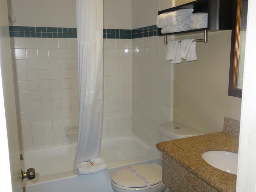 Business Queen Room with Two Queen Beds and Ocean View - Non-Smoking