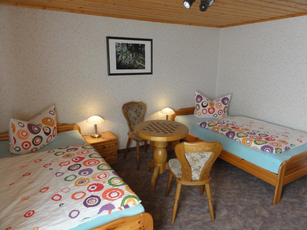 Zweibettzimmer mit eigenem Bad außerhalb des Zimmers