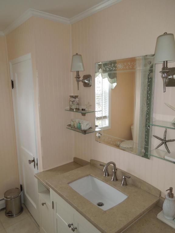 Queen Room with Shared Bathroom