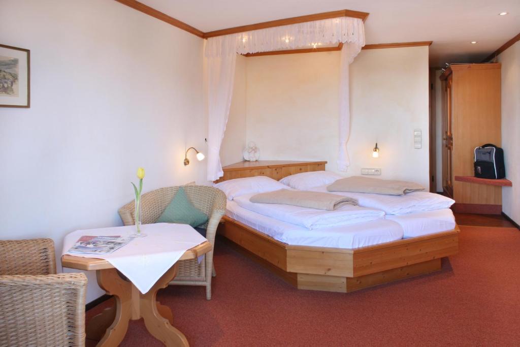 Doppelzimmer Teilweise mit Balkon