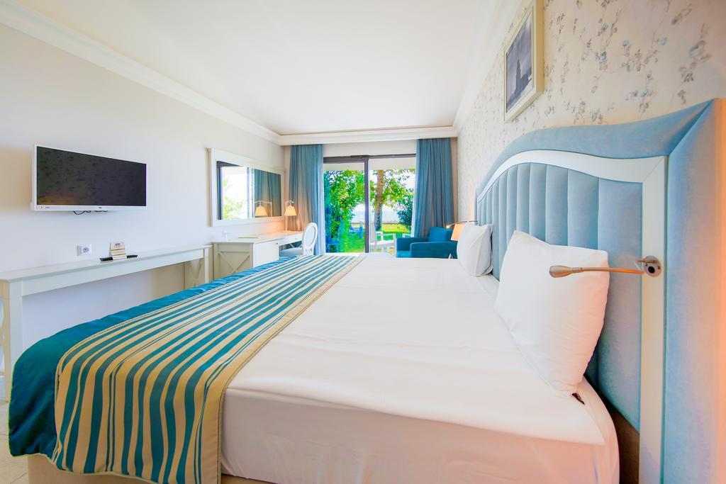Kamer met Queensize Bed en Uitzicht op Zee