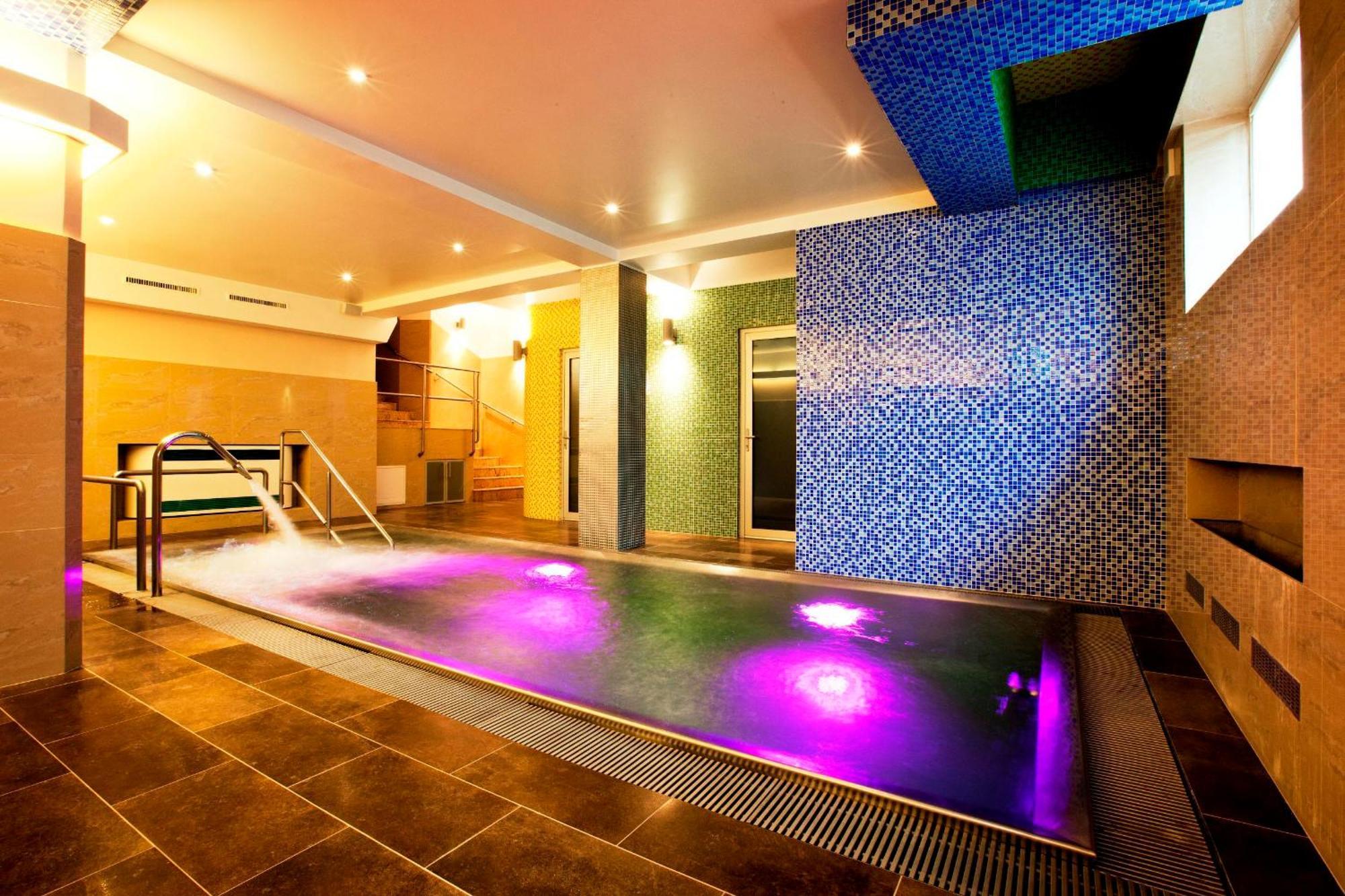 Double Room 1 Hour Private Access to the Swimming Pool,677068803:JPEG